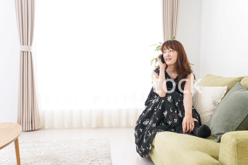 自宅でくつろぐ女性