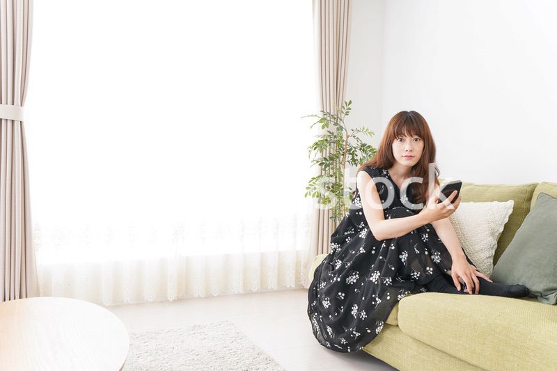 自宅でくつろぐ女性