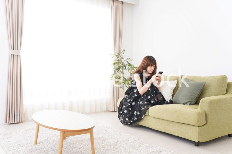 自宅でくつろぐ女性