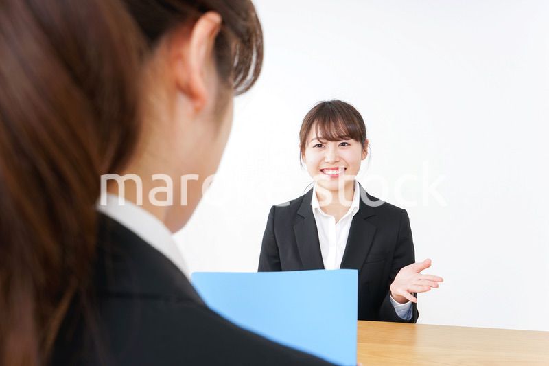 面接を受けるスーツ姿の女性