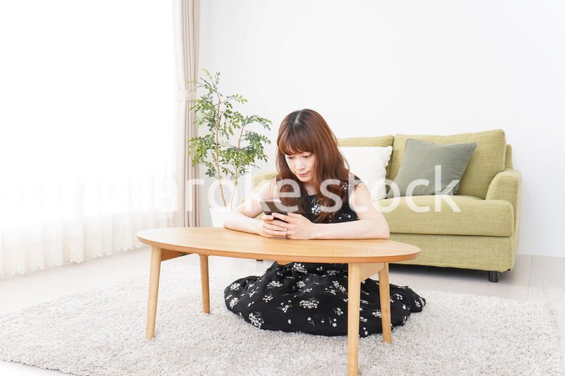 自宅でくつろぐ女性