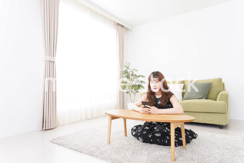 自宅でくつろぐ女性