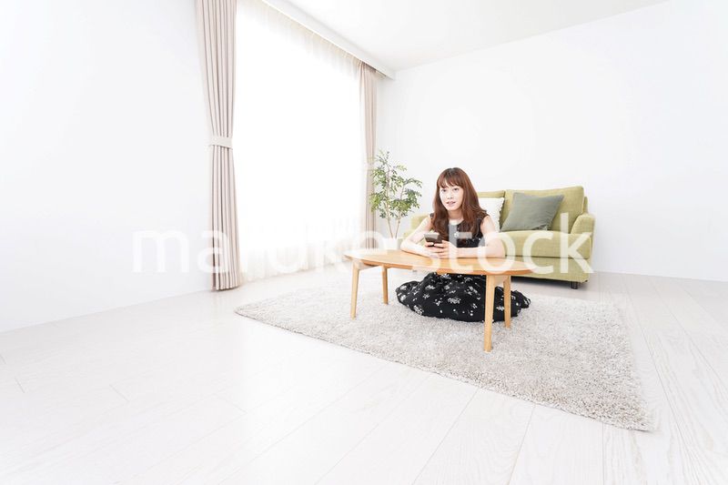 自宅でくつろぐ女性