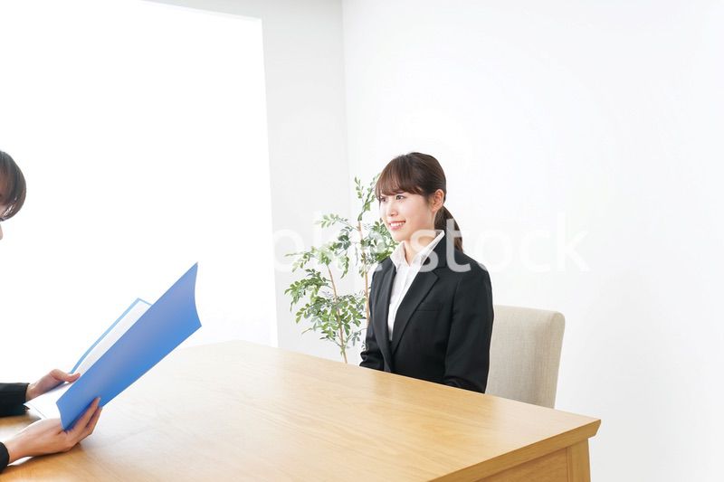 面接を受けるスーツ姿の女性