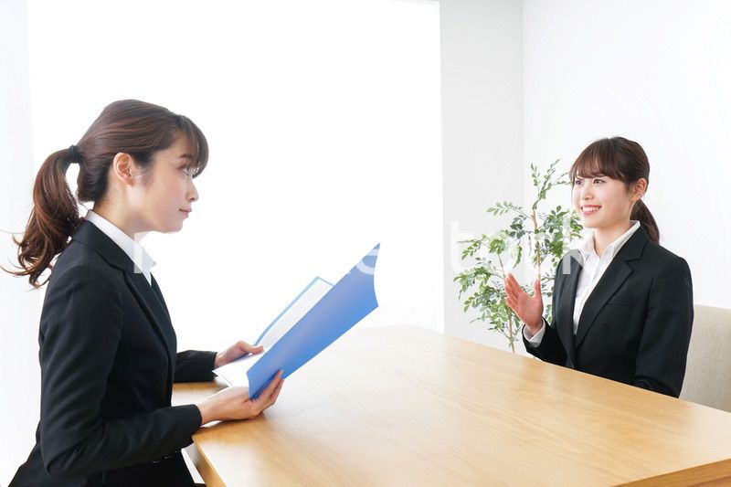 面接を受けるスーツ姿の女性