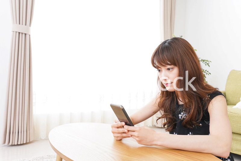 自宅でくつろぐ女性