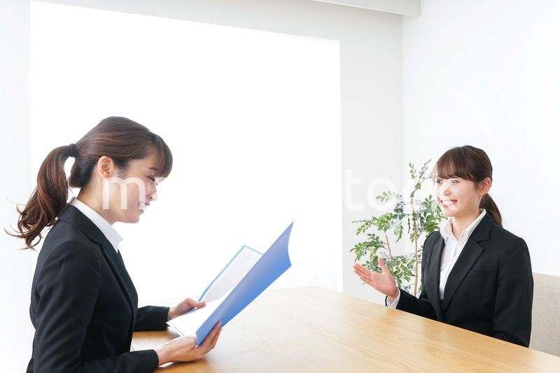 面接を受けるスーツ姿の女性