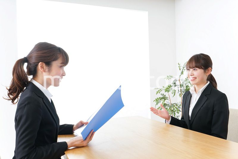 面接を受けるスーツ姿の女性