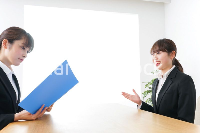 面接を受けるスーツ姿の女性