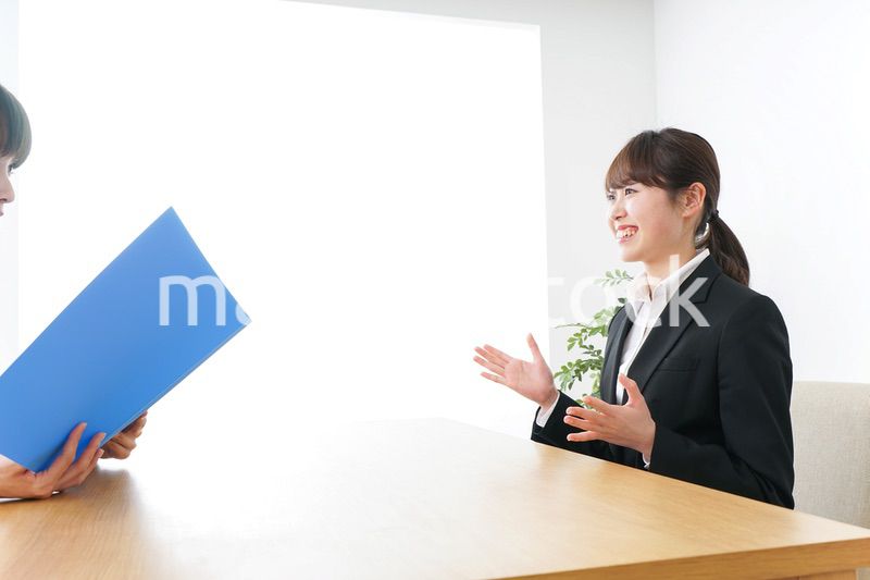 面接を受けるスーツ姿の女性