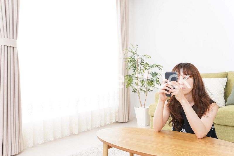 自宅でくつろぐ女性