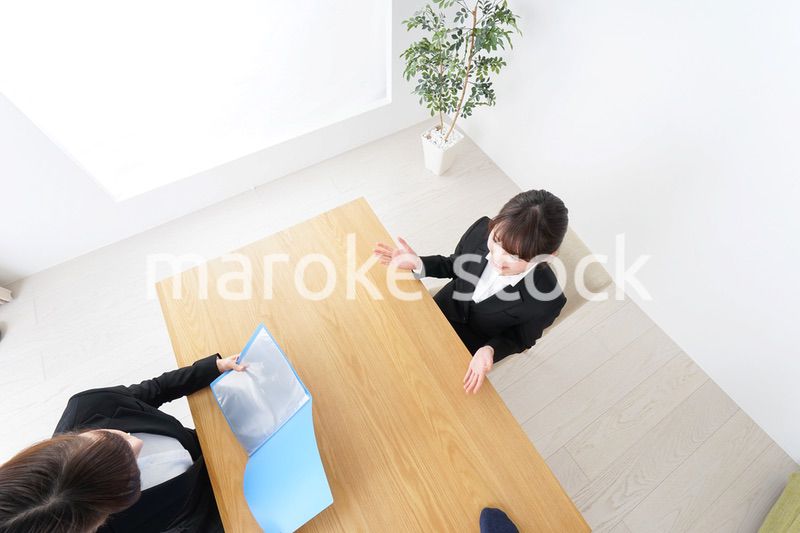 面接を受けるスーツ姿の女性