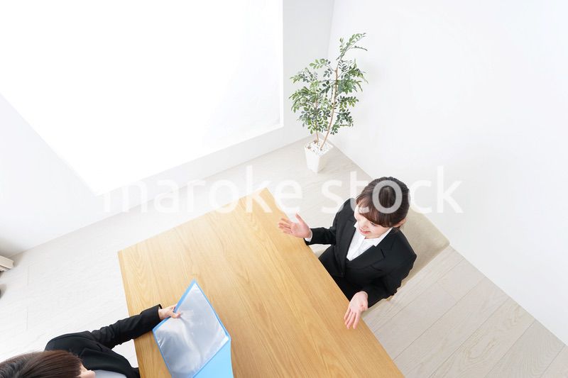 面接を受けるスーツ姿の女性