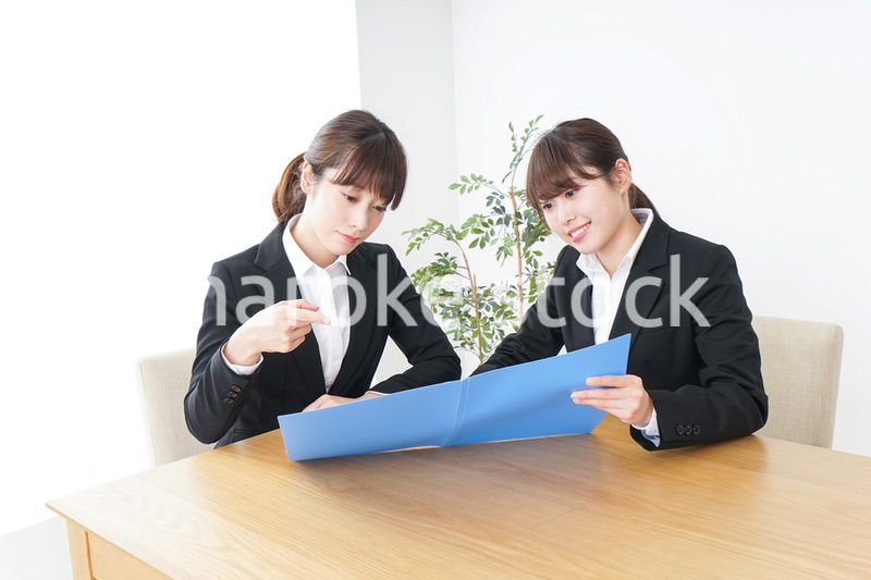 ビジネスミーティングをするビジネスウーマン