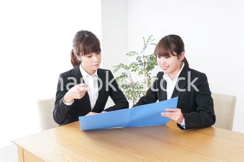 ビジネスミーティングをするビジネスウーマン