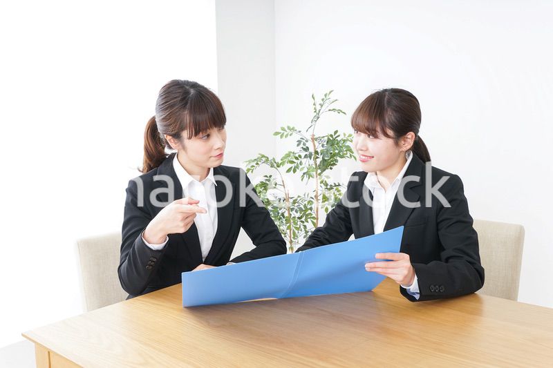 ビジネスミーティングをするビジネスウーマン