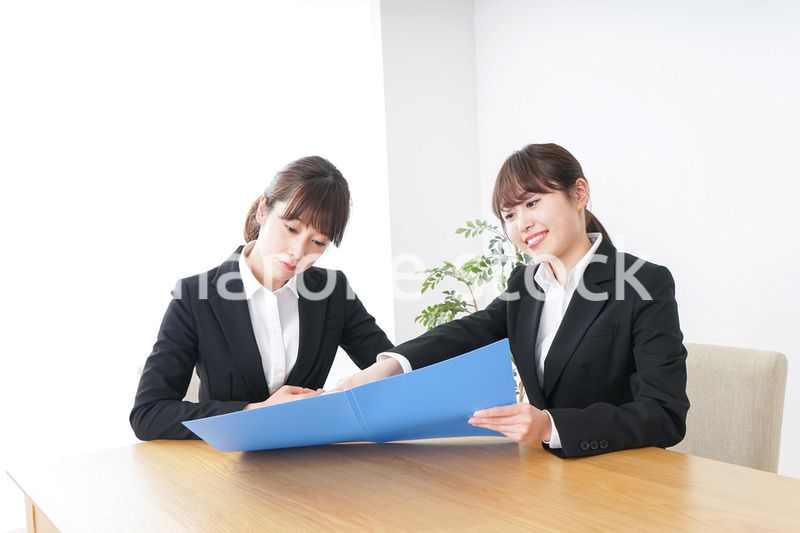 ビジネスミーティングをするビジネスウーマン