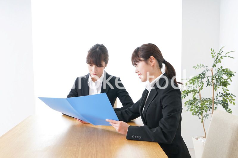 ビジネスミーティングをするビジネスウーマン