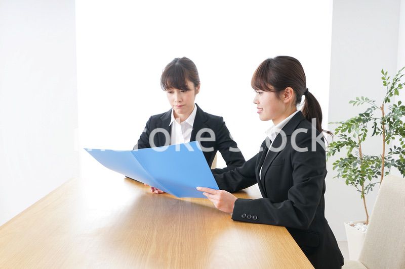 ビジネスミーティングをするビジネスウーマン