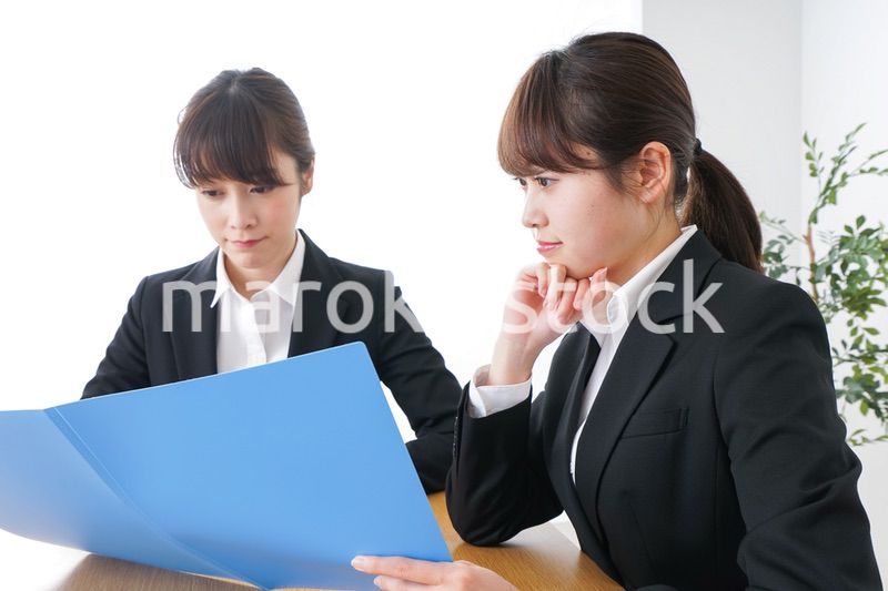 ビジネスミーティングをするビジネスウーマン