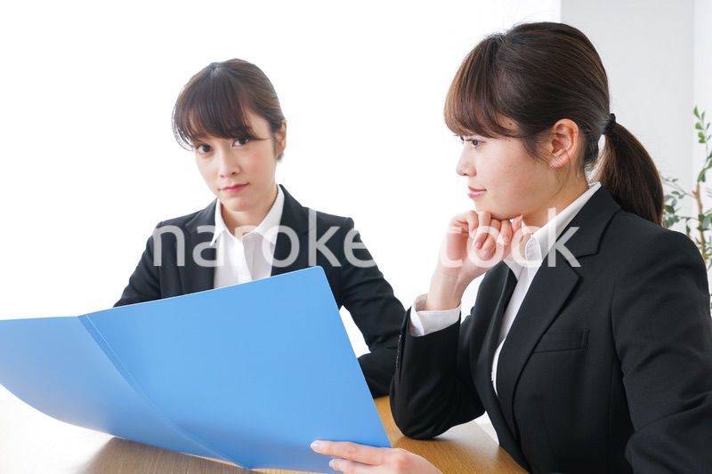 ビジネスミーティングをするビジネスウーマン