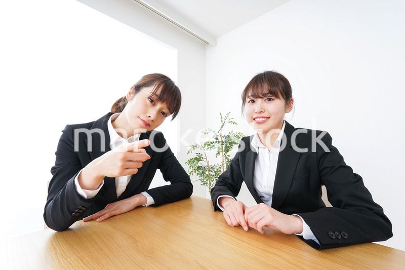 ビジネスミーティングをするビジネスウーマン