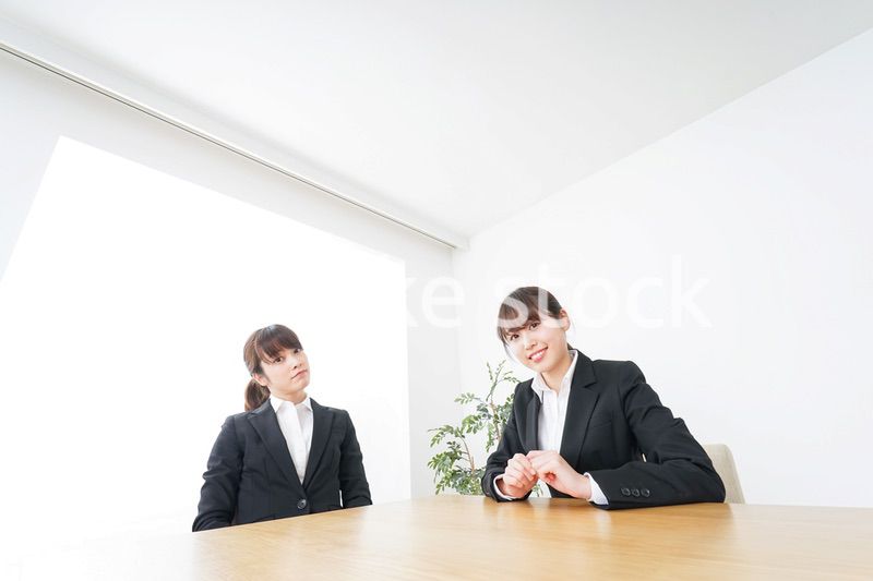 ミーティングをするビジネスパーソン