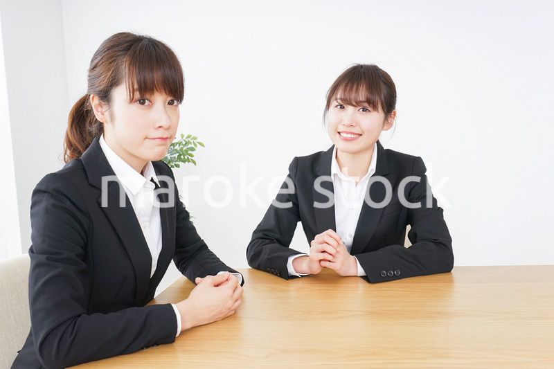 ミーティングをするビジネスパーソン