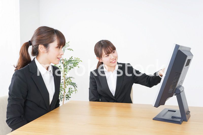 ミーティングをするビジネスパーソン