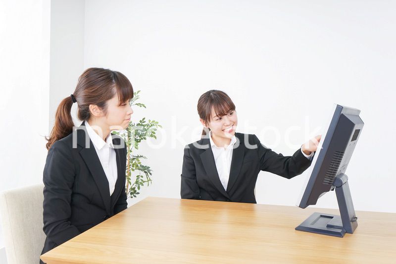 ミーティングをするビジネスパーソン