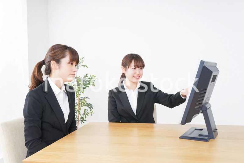 ミーティングをするビジネスパーソン