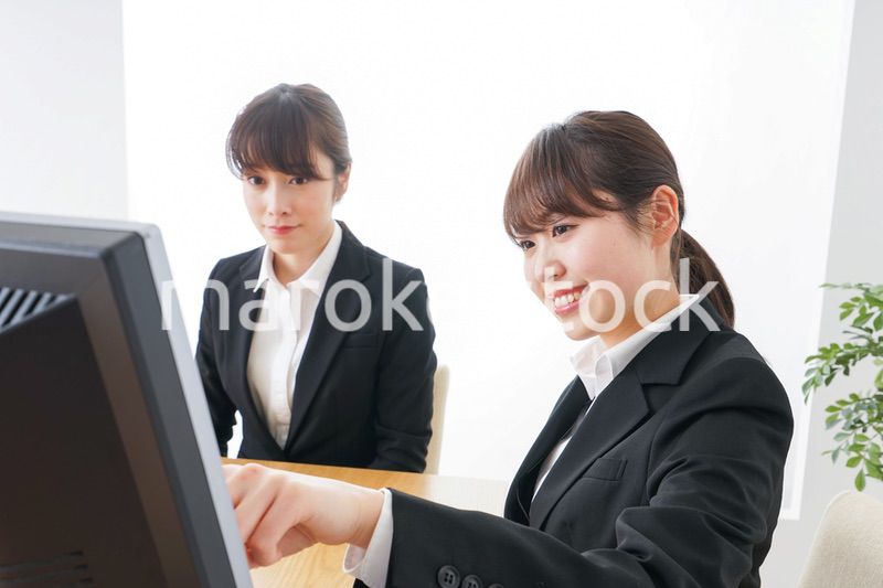 ミーティングをするビジネスパーソン