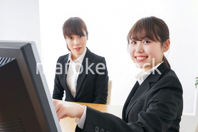 ミーティングをするビジネスパーソン