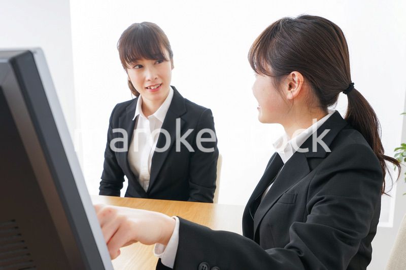 ミーティングをするビジネスパーソン