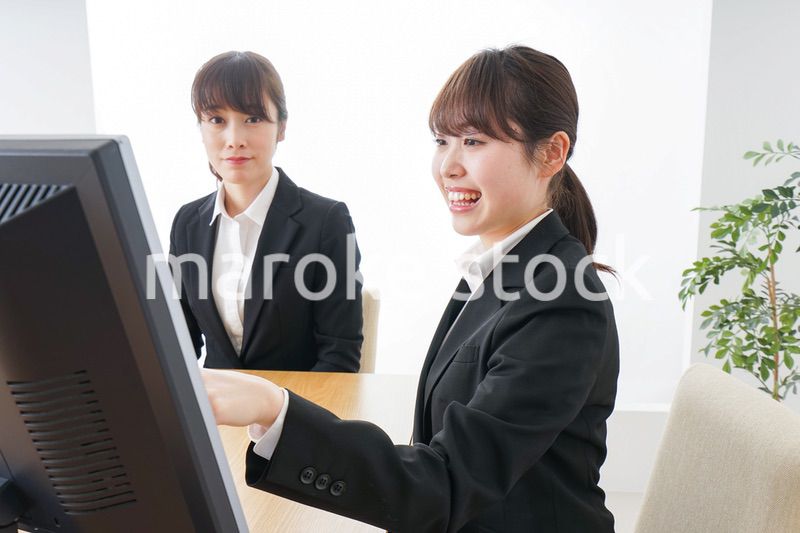 ミーティングをするビジネスパーソン