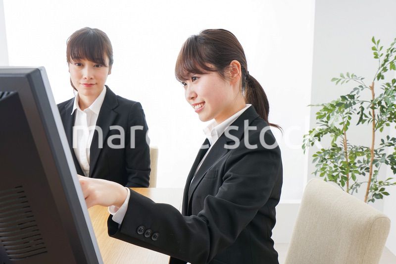 ミーティングをするビジネスパーソン