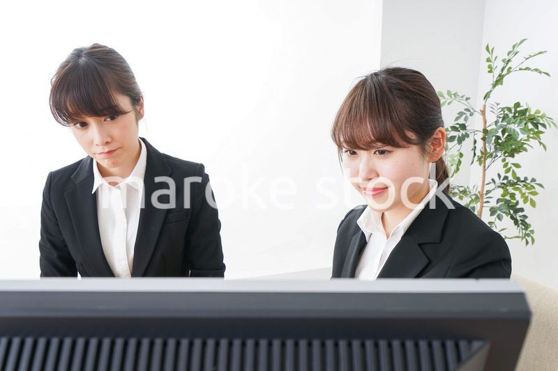 ミーティングをするビジネスパーソン