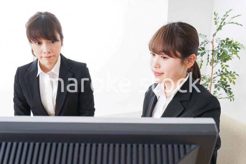 ミーティングをするビジネスパーソン