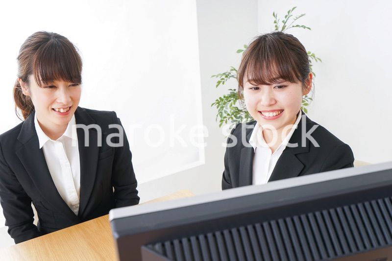 ミーティングをするビジネスパーソン