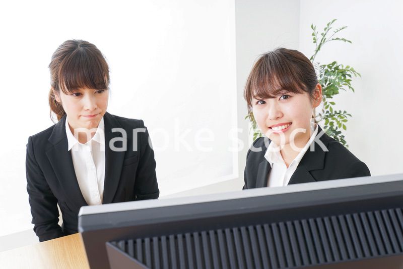 ミーティングをするビジネスパーソン