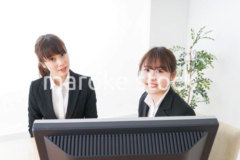 ミーティングをするビジネスパーソン