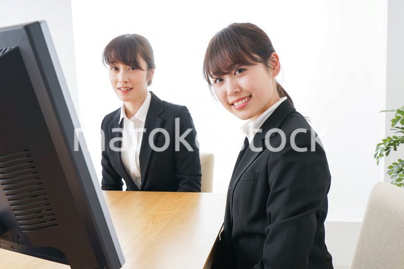 ミーティングをするビジネスパーソン