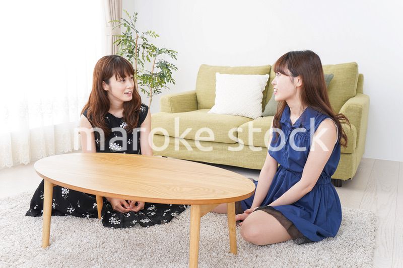 家で女子会する若い女性