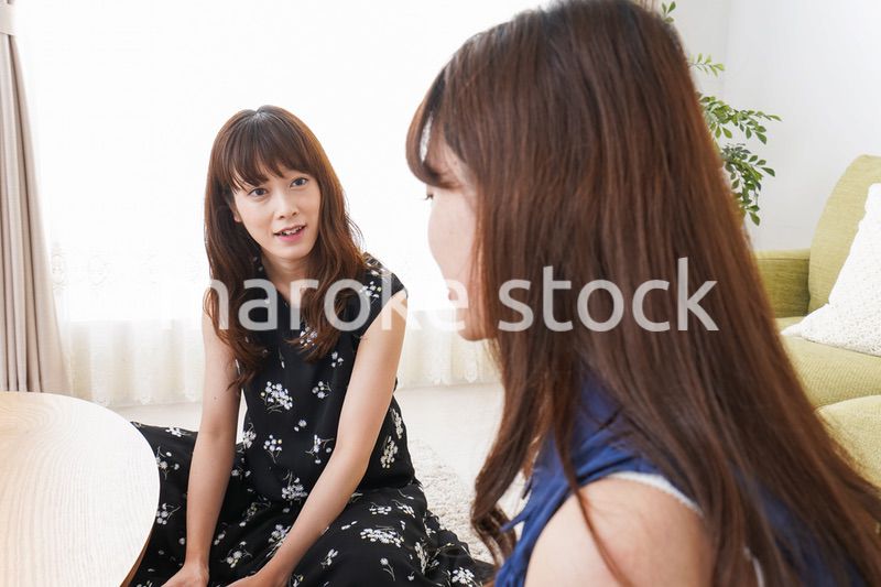 家で女子会する若い女性