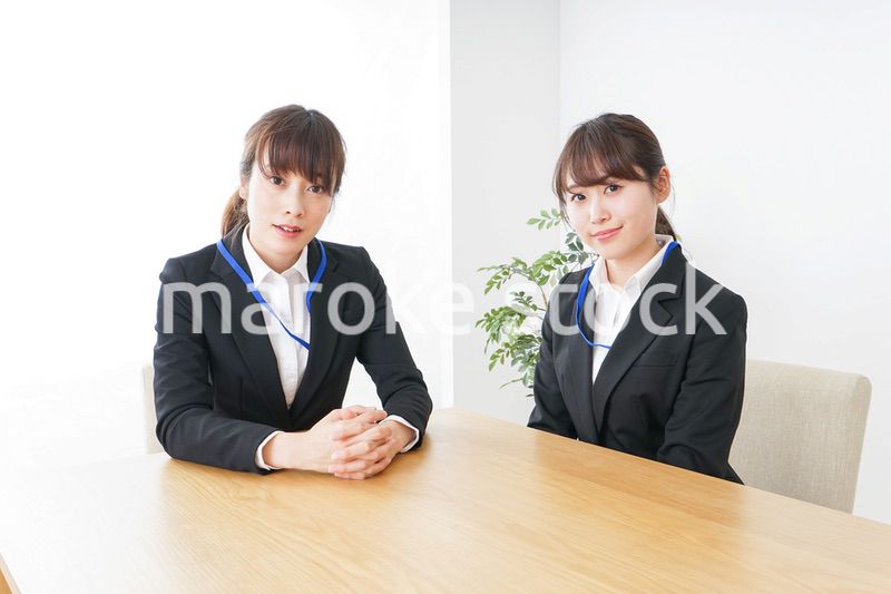 ミーティングをするビジネスパーソン