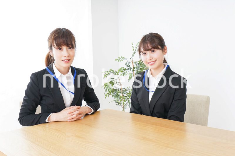 ミーティングをするビジネスパーソン