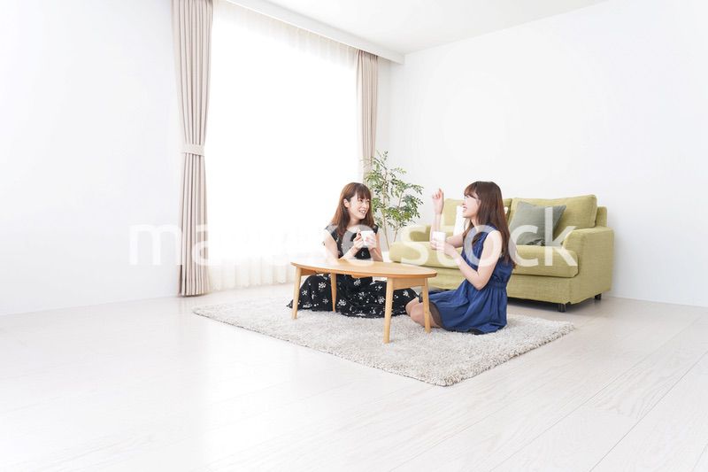 家で女子会する若い女性