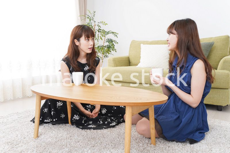 家で女子会する若い女性