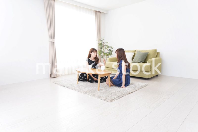 家で女子会する若い女性