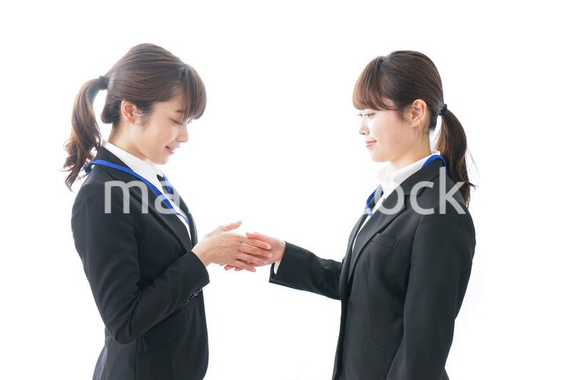 握手をするビジネスパーソン